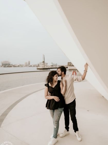 Using the clean lines of modern architecture in Dubai to create a chic and stylish pre-wedding portrait.