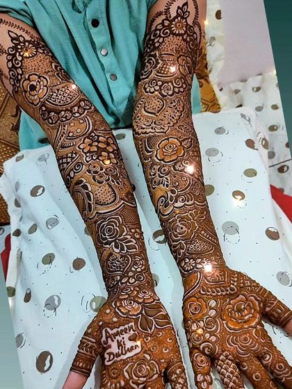 A special design for the bride and groom, with 'Ameen ki Dulhan' (Ameen's Bride) written on the hand.