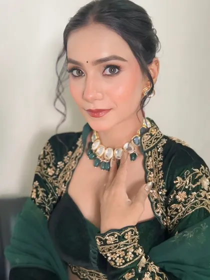 A close-up of the red carpet glam I created for the Zee Rishtey Awards. This look was all about flawless skin, defined eyes, and a bold lip to stand out under the bright lights. It’s a perfect example of high-impact, event-ready makeup.