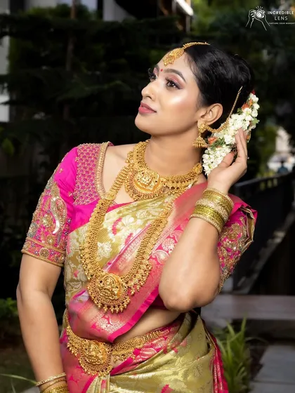 The beauty of a South Indian bride is unmatched. I love creating these looks, complete with traditional temple jewelry and vibrant silks. We cover South Indian bridal makeup in-depth during my 30-day course.
