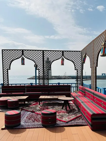 When in the Middle East, we celebrate in true style. This lounge area for a welcome lunch in Doha features traditional seating and decor, all set against a stunning sea view. 🇦🇪