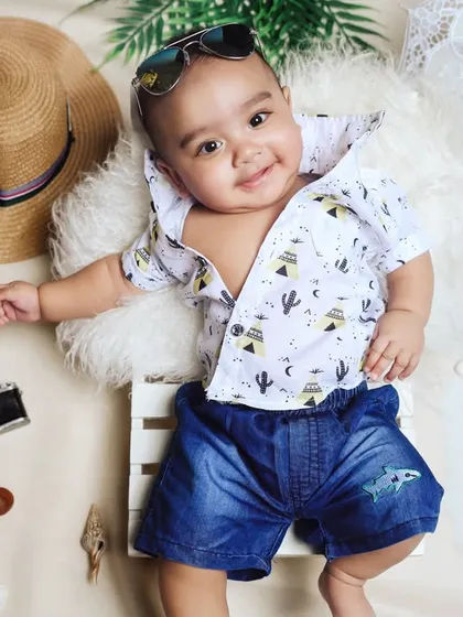 Even the tiniest clients can have a big personality. We created this fun, beach-themed studio setup with sand, shells, and cool accessories to capture this little guy's sunny and playful spirit.