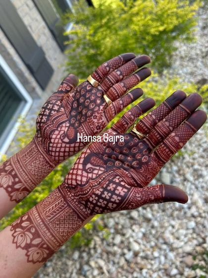 A beautiful, dark henna stain on a full, intricate design. This is the bridal goal: a pattern rich in detail and a color rich in depth.
