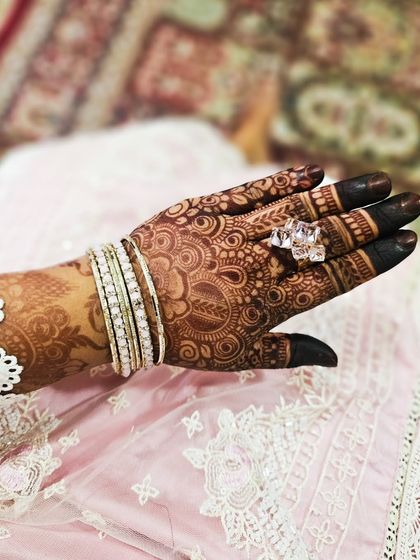 Another beautiful shot of the mature stain, showing the intricate details on the palm.