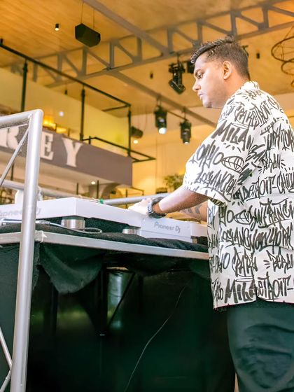 The DJ & The Decks photo 20