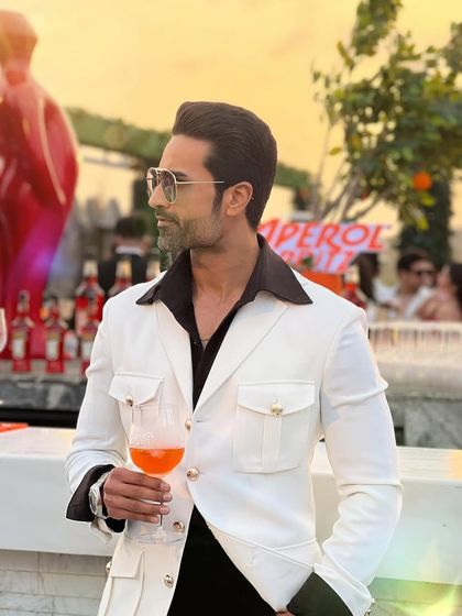 The side profile of the white Viaggio jacket, highlighting its safari-inspired design and sharp, tailored fit.