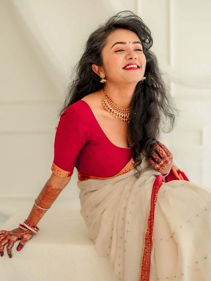 A joyful and natural portrait of a bride in our studio. Her radiant smile and the soft, bright lighting create a timeless and happy image.