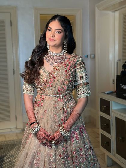 This engagement look was all about timeless beauty with a modern glow. I created a delicate and radiant look for Neyomi, with soft waves and a beautiful hair accessory.