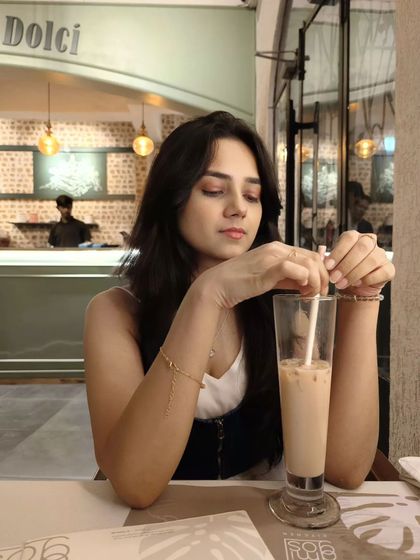 Sometimes the vibe is just about enjoying a good iced coffee in a great outfit. This is a close-up of the details, showing how simple accessories can complete a look.