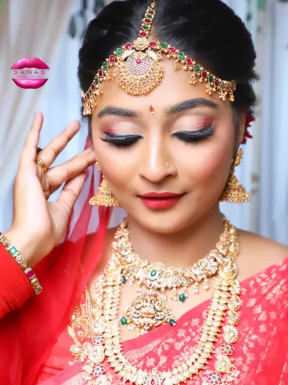 A close up of a classic South Indian bridal look I created. The focus was on flawless HD skin, a sharp winged eyeliner, and a bold red lip, perfectly complemented by the intricate temple jewellery and matha patti.