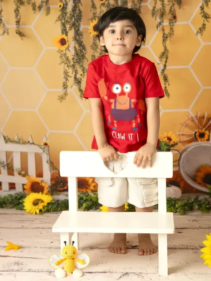 A little boy's bright personality shines in this cheerful sunflower-themed photoshoot, creating sunny and happy portraits.