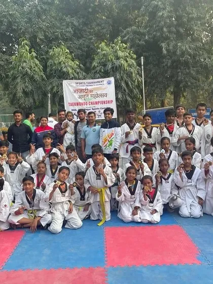 The entire group of participants and winners at the DDA Hari Nagar Sports Complex Taekwondo Championship, celebrating Azadi Ka Amrit Mahotsav.