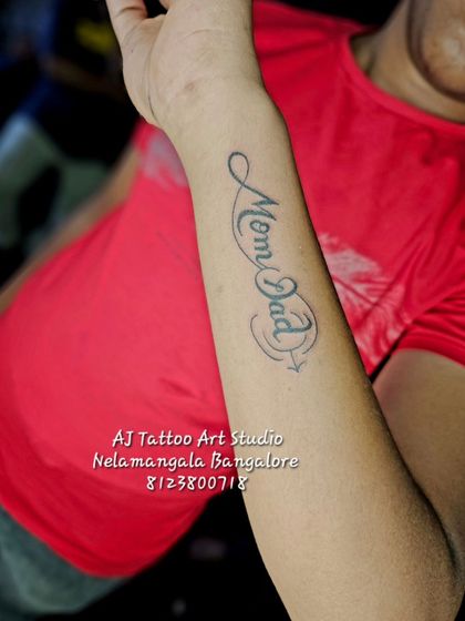 An infinity loop design with "Mom Dad" scripted through it, symbolizing eternal love.