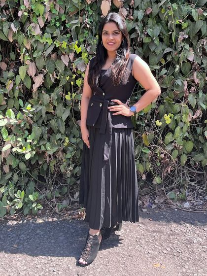 Dressed up and ready to host a Women's Day fluid art workshop for the team at Raymond Realty. It's a joy to combine my love for art and fashion while doing what I love.