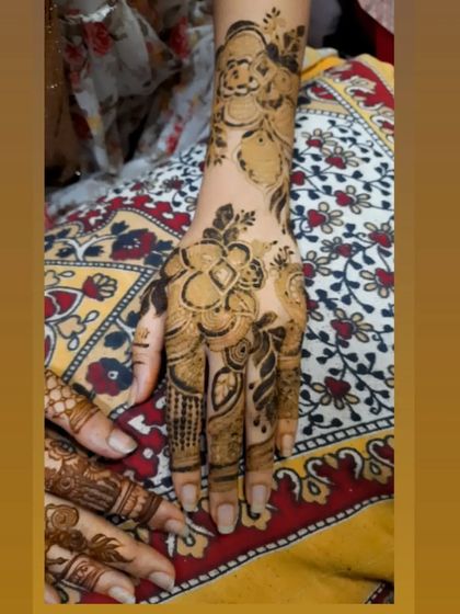 Here’s a bold floral design on a happy client. I focused on large, shaded flowers to create a prominent and beautiful pattern perfect for making a statement at an event.