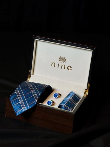 A coordinated set in royal blue with a subtle pattern, this gift box contains a tie, pocket square, and matching cufflinks. It's a popular choice for corporate gifting.