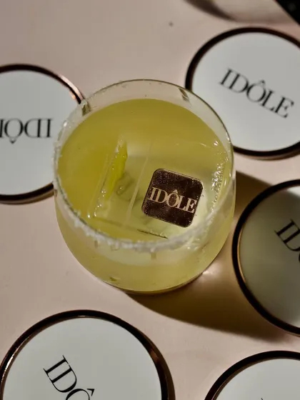 A finished cocktail with a branded ice cube for the Lancôme Idôle launch. These small, personalized details are a great way to reinforce brand identity at an event.