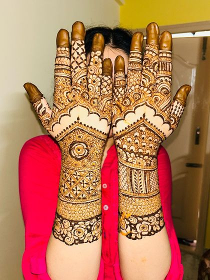 A half-hands non-bridal Indian design, perfect for when you want something detailed but not full-coverage.