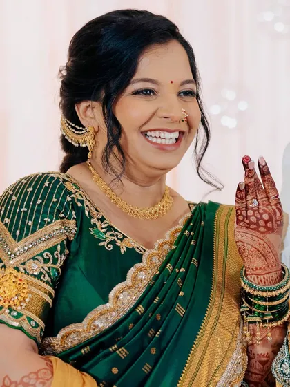 One bride, three stunning looks for her Sakharpudha. This look in a green saree features a consistent base with subtle variations in eye makeup to match the outfit.