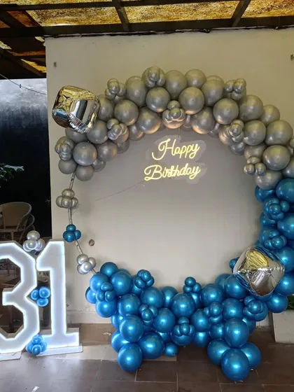A cool-toned theme for a 31st celebration, using blue and silver chrome balloons. The large, bright marquee numbers stand out and can be placed indoors or outdoors depending on your venue.