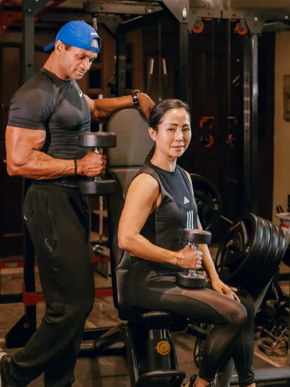 Confidence discipline aur training se aata hai. Yahan main apni client ke saath dumbbell workout pe kaam kar raha hoon, unke strength goals ke liye.