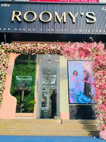 A beautiful floral arch we designed for Roomy's Jewellery. This mix of pink and white flowers creates an elegant and inviting storefront, perfect for festive seasons or grand openings.