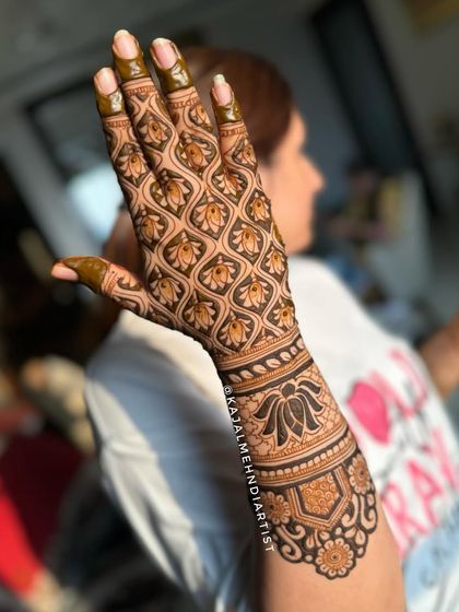 Elegant Party & Guest Henna photo 17