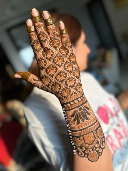 A creative backhand design with a full jaali (net) pattern.