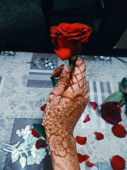 Getting ready for Eid with some floral henna inspiration. The red roses complement the beautiful henna stain perfectly.