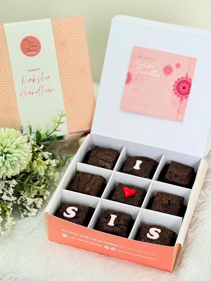 A sweet and simple way to show your sister some love. This "I ❤️ SIS" brownie box contains nine decadent mini dark chocolate brownies, personalized to make your gift feel extra special.