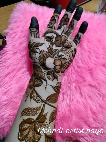 A simple yet striking Arabic-style design that flows from the wrist down to the middle finger. This kind of 'bail' design is perfect for parties and festivals.