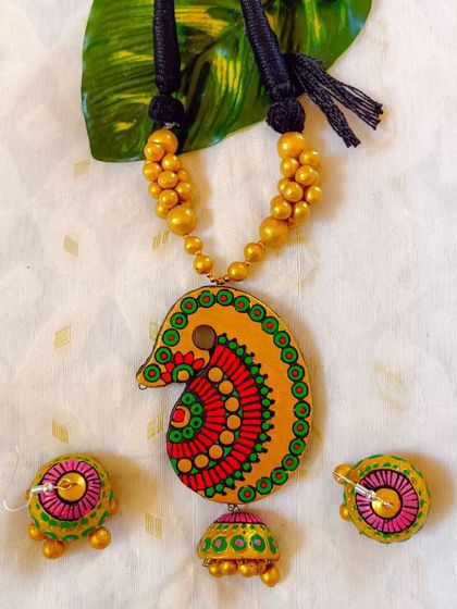 A duplicate image of the yellow, green, and red 'kalka' motif necklace.