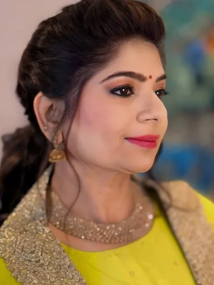 Our client looks radiant with a fresh makeup look and a stylishly executed ponytail. This combination is perfect for daytime events or festive parties.