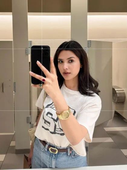A confident mirror selfie from the same shopping day.