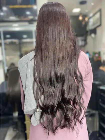 This shows the result of a nourishing treatment on long hair. We focused on adding moisture and protein, which resulted in these soft, flowing waves and a healthy, glossy finish.