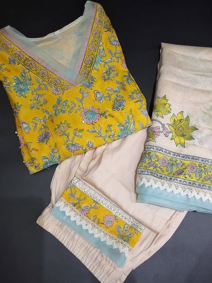 A lovely ready-to-wear dress set in pure Chanderi fabric. This yellow Jaipur block print kurti is paired with a comfortable bottom and a beautiful dupatta with delicate lacework, available in sizes 38 to 46.