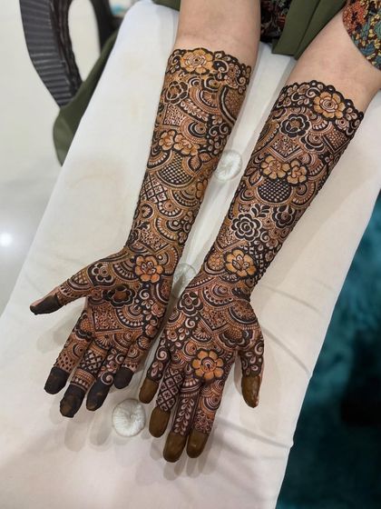 A still shot of the floral engagement mehendi. The scalloped border at the top adds a beautiful finishing touch.