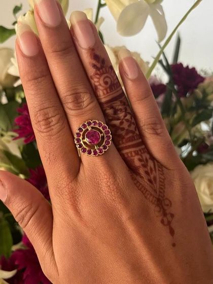 Sometimes, all you need is a single, beautifully detailed finger design. This is the ultimate in minimalist mehendi, perfect for adding just a touch of henna.