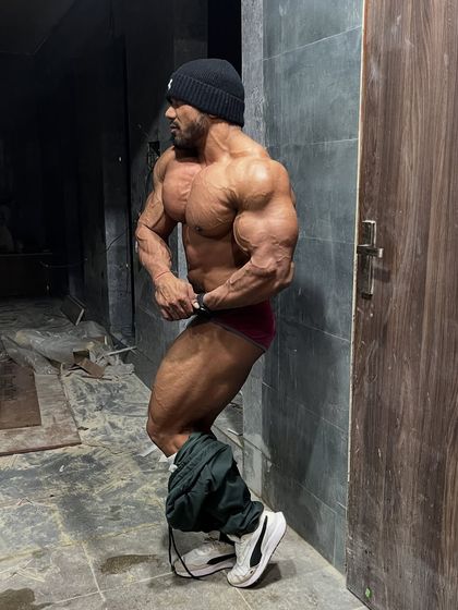 Another peak week shot. The body is dry and the muscles are full.