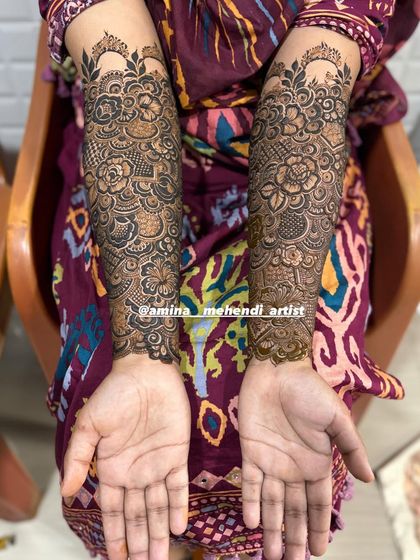 This is an example of my signature full-arm floral mehendi. I love creating dense, intricate patterns with elements like roses, paisleys, and detailed fillers to give you a rich and traditional look for any celebration.