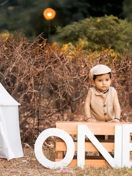 Celebrating a huge milestone with a fun, outdoor first birthday photoshoot. This setup includes a mini tent and "ONE" sign, perfect for capturing your little one's personality.