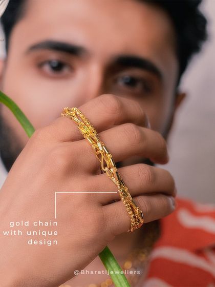 A signature piece from our Noya men's collection. This unique gold chain is a masterpiece of design, embodying timeless sophistication for the modern man.