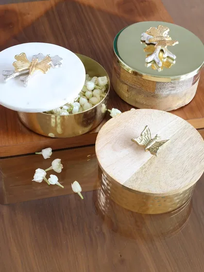 Our collection of keepsake boxes, perfect for storing jewelry, mementos, or simply as decorative accents. The combination of gold, wood, and marble offers a style for every taste.
