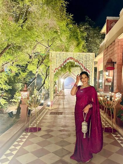 This client is radiating elegance in a custom-draped sequin saree in a gorgeous wine color. My goal is to make you feel confident and beautiful, and a perfectly fitted saree is a wonderful way to do that.