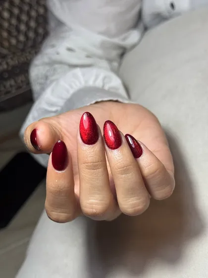 This red cat-eye polish is so sexy it will definitely turn heads. The magnetic effect creates a beautiful, deep shimmer.
