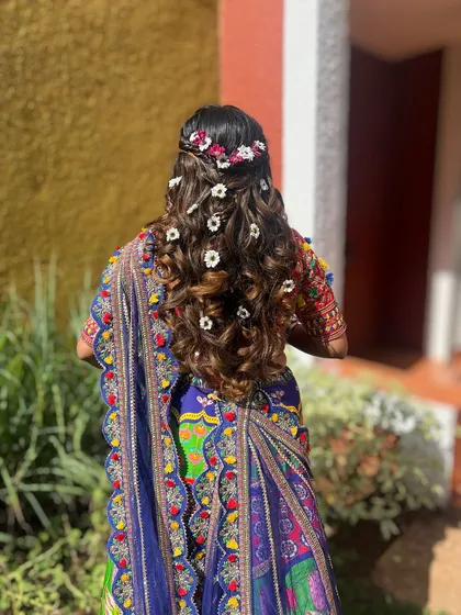 A view of the beautiful floral hairstyle for the carnival look. The soft curls are adorned with fresh flowers, adding to the playful and vibrant vibe.