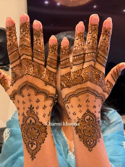 A beautiful and elegant design for the back of the hands. The central motif is like a beautiful piece of art, perfect for someone who wants a statement without full coverage.