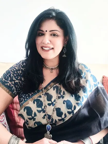 For a Sunday lunch with my cousins, I wore this lovely black and indigo cotton silk saree. I layered my silver jewelry, adding a touch of blue to complement the saree's print.