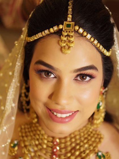 A vision of elegance, Saba’s bridal look was crafted to radiate tradition and grace. Her joyful smile is the perfect finishing touch to the warm tones and flawless makeup.