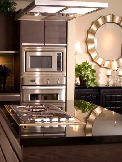 This kitchen features a tall unit with a built-in oven and microwave, along with a hob integrated into the island. This is a great layout for those who love to cook and entertain.